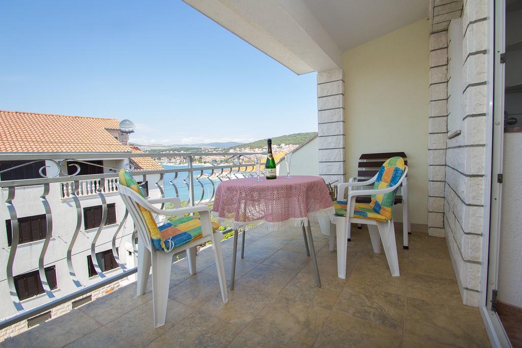Apartments Mare Trogir Bagian luar foto